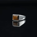 Anello con sigillo in argento lucido e occhio di tigre rettangolare su superficie a specchio - US 7 / Color Acciaio