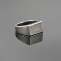 Minimalistische vintage titanium stalen zegelring met een breed rechthoekig oppervlak - US 7 / Antiek Zilver