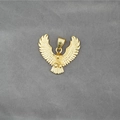 Polierter goldener Adler-Anhänger mit detaillierten Flügeln auf grauem Textilhintergrund - Nur Anhänger (Ohne Kette)