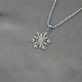 Minimalistische silberne Schneeflocken-Halskette aus Edelstahl mit eleganter Boxkette - Anhänger mit Kette / Silber