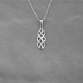 Silberne Edelstahlhalskette mit keltischem Knoten-Anhänger auf grauem Stoff - Stil B Anhänger Mit Kette