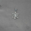 Halskette mit poliertem Schneeflocken-Anhänger aus Edelstahl im silbernen Hohl-Design - Nur Anhänger (Keine Kette) / Silber