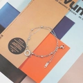 Minimalistisches, silberfarbenes Titanstahl-Doppelkettenarmband mit Kristallanhänger - Stahlfarbe