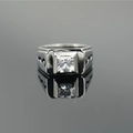 Anello elegante in acciaio al titanio con diamante quadrato e texture laterale incisa - US 7 / Stile A Anello Singolo