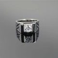 Elegante anello quadrato in acciaio al titanio con diamante centrale e incisioni geometriche - US 7 / Stile B Anello Singolo