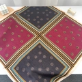 Detail van vierkante zijden sjaal met geometrische patronen en gouden bladeren in rood grijs - Paars