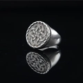 Vintage silver-toned signet ring with Celtic knot motif and twisted rope edge details - US 7 / Silver