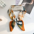 Primer plano de un pañuelo de seda con patrones geométricos y diseño de colores retro - Estilo Naranja (68RZW232-Naranja)