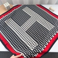 Klassieke rood-zwarte vierkante sjaal met H-letter geometrisch patroon en zijdezachte textuur - 68*68cm / Zwart Rood