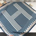 Detailweergave van zijden sjaal met donkerblauw geometrisch waaierpatroon en grijze rand - 68*68cm / Blauw