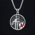 Collier vintage des Templiers en acier avec croix en émail rouge et relief de chevalier - Pendentif + Chaîne Assortie