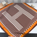 Elegante zijden sjaal met H-letter en retro geometrische patronen in bruin en oranje - 68*68cm / Gele Koffie