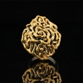 Retro-Ring aus goldfarbenem Titanstahl mit hohlem Blumenmuster und 3D-Relief-Textur - US 6 / Gold
