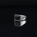 Minimalistische titaniumstalen ring met een rechthoekige zwarte edelsteen en spiegeling - US 7 / Staalkleur