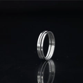 Anello in acciaio al titanio a tre strati in argento con zirconi su sfondo nero lucido - Numero 5 / Color Acciaio