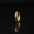 Anello a tre strati in acciaio al titanio dorato con cristalli su sfondo nero - Numero 5 / Oro