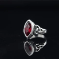 Anello vintage in acciaio con gemma rossa marquise e incisioni a nodo celtico - US 6 / Stile Gemma Rossa Fascia Acciaio