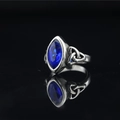 Anello vintage in acciaio titanio con gemma blu navy e dettagli di nodi celtici intagliati - US 6 / Stile Gemma Blu Fascia Acciaio