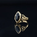 Bague vintage dorée avec onyx noir taille marquise et détails de nœuds celtiques - Style Pierre Noire Anneau Doré
