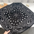 Détail d'un foulard carré noir doux à motifs paisley montrant la texture et le drapé - 68CM / Noir