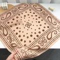 Détail d'un foulard carré doux avec motif paisley et trèfle en texture satinée - 68CM / Kaki