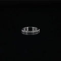Elegante anello eternity in acciaio inossidabile argento con zirconi su fondo a specchio nero - US 5 / Color Acciaio