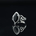Anello vintage con gemma nera taglio marquise e nodi celtici in finitura argento - US 6 / Stile Gemma Nera Fascia Acciaio