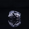 Eleganter gedrehter Edelstahlring in Silber mit schwarzer Emaille und kleinen Kristallen - US 6 / Schwarz