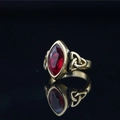 Anello vintage in acciaio titanio dorato con rubino taglio marquise e nodi celtici - US 6 / Stile Gemma Rossa Fascia Oro