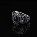 Anello vintage in acciaio al titanio con gemma blu ovale e trama a scaglie su sfondo nero - US 8 / Stile Arenaria Blu