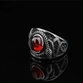 Anello vintage in acciaio al titanio con gemma rossa e trama dettagliata a squame di drago - US 8 / Stile Rubino