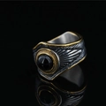 Anello vintage da uomo in titanio con gemma nera e dettagli piuma incisi - Bicolore Nero