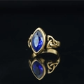 Bague vintage dorée avec pierre bleue marquise et gravures de nœuds celtiques - Style Pierre Bleue Anneau Doré