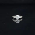 Anello di fidanzamento classico in moissanite con pietra rotonda e fascia pavé su riflesso - US 5 / Argento (Stile Tondo)