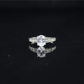 Anello classico in moissanite con pietra ovale e pietre laterali su sfondo nero lucido - US 5 / Argento (Stile Ovale)