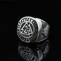 Anillo Vikingo Valknut vintage para hombre con runas Futhark sobre fondo negro elegante - US 8 / Color Acero