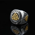 Anillo Vikingo Valknut para hombre con triángulos dorados y runas en acero inoxidable - US 8 / Oro y Plata