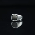 Anello vintage con pietra nera quadrata in acciaio inossidabile argento su sfondo riflettente - US 6 / Color Acciaio