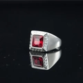 Anillo vintage para hombre de acero de titanio con gema roja cuadrada y patrón de greca - Talla 7 / Base de Acero Strass Rojo