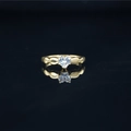 Elegante anillo de moissanita con forma de corazón dorado y detalles laterales simétricos - Size 5 / Dorado