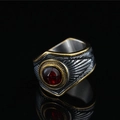 Anello vintage da uomo in acciaio con gemma rossa e dettagli di ali incise - Bicolore Rubino