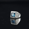 Anillo de hombre de acero de titanio plateado con piedra azul cuadrada y patrón de greca - Talla 7 / Tono Plateado Ojo Azul
