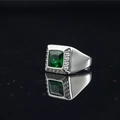 Anillo de hombre en acero inoxidable pulido con piedra verde cuadrada y patrón de greca griega - Talla 7 / Banda de Plata Piedra Verde