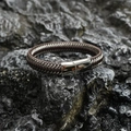 Bracciale da uomo in pelle intrecciata con chiusura magnetica in argento su roccia scura - Chiusura in Acciaio