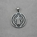 Retro Sint-Benedictus medaillon hanger van titanium staal met een vintage zwarte finish - Alleen Hanger (Geen Ketting)