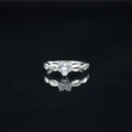 Elegante anillo de moissanita con forma de corazón plateado y detalles laterales de hojas - Size 5 / Plateado