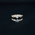 Anillo de moissanita minimalista con forma de corazón y banda dorada para mujer - Size 5 / Rosa oro