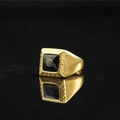 Herenring in goud met vierkante zwarte edelsteen en klassiek Grieks patroon - Gouden Band Zwarte Edelsteen