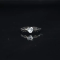 Elegante anillo de moissanita en forma de corazón con acabado plateado y relieve sobre negro - Size 5 / Negro / Transparente