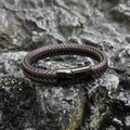 Pulsera de cuero trenzado con cierre magnético negro sobre fondo de piedra gris oscuro - Estilo Trenzado de Textura en Espiral (C) / Mezcla Negro Marrón